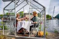 NEWS - Coronavirus: Gewächshäuser als Schutz im Amsterdamer Restaurant Mediamatic
