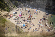 NEWS - Coronavirus: Tausende zieht es an die Küste in Dorset