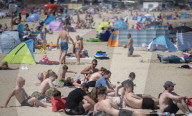 NEWS - Coronavirus: Tausende zieht es an die Küste in Dorset