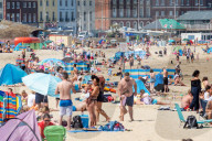 NEWS - Coronavirus: Tausende zieht es an die Küste in Dorset