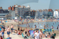 NEWS - Coronavirus: Tausende zieht es an die Küste in Dorset