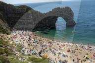 NEWS - Coronavirus: Tausende zieht es an die Küste in Dorset