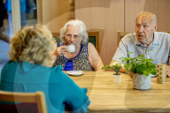 NEWS - Coronavirus: Erste Besuche in einem Pflegeheim in Rotterdam
