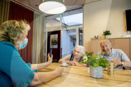 NEWS - Coronavirus: Erste Besuche in einem Pflegeheim in Rotterdam