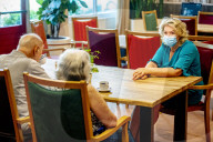 NEWS - Coronavirus: Erste Besuche in einem Pflegeheim in Rotterdam