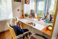 NEWS - Coronavirus: Erste Besuche in einem Pflegeheim in Rotterdam