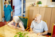 NEWS - Coronavirus: Erste Besuche in einem Pflegeheim in Rotterdam