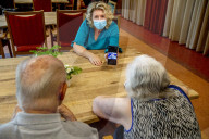 NEWS - Coronavirus: Erste Besuche in einem Pflegeheim in Rotterdam
