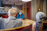 NEWS - Coronavirus: Erste Besuche in einem Pflegeheim in Rotterdam