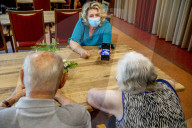 NEWS - Coronavirus: Erste Besuche in einem Pflegeheim in Rotterdam