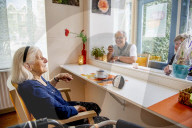 NEWS - Coronavirus: Erste Besuche in einem Pflegeheim in Rotterdam