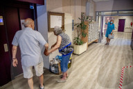 NEWS - Coronavirus: Erste Besuche in einem Pflegeheim in Rotterdam