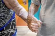 NEWS - Coronavirus: Erste Besuche in einem Pflegeheim in Rotterdam