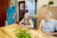 NEWS - Coronavirus: Erste Besuche in einem Pflegeheim in Rotterdam