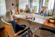 NEWS - Coronavirus: Erste Besuche in einem Pflegeheim in Rotterdam