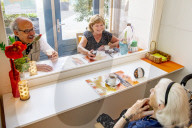 NEWS - Coronavirus: Erste Besuche in einem Pflegeheim in Rotterdam