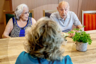 NEWS - Coronavirus: Erste Besuche in einem Pflegeheim in Rotterdam