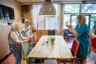 NEWS - Coronavirus: Erste Besuche in einem Pflegeheim in Rotterdam