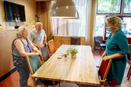 NEWS - Coronavirus: Erste Besuche in einem Pflegeheim in Rotterdam