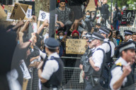 Around 15K - 20K  protesters marched from Hyde Park to the Paliament square against the murder of George Floyd in Minnosota USA.  They first spent time at Speaker’s corner where speechs were made. The huge crowd then moved south to the river past Victor