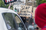 Around 15K - 20K  protesters marched from Hyde Park to the Paliament square against the murder of George Floyd in Minnosota USA.  They first spent time at Speaker’s corner where speechs were made. The huge crowd then moved south to the river past Victor