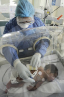NEWS - Coronavirus: Baby in Mexico im Brutkasten, nachdem es mit möglichem COVID-19 geboren wurde