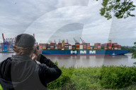 NEWS - Das grösste Containerschiff der Welt HMM Algeciras legt in Hamburg an