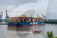 NEWS - Das grösste Containerschiff der Welt HMM Algeciras legt in Hamburg an