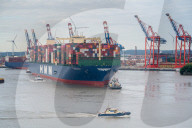 NEWS - Das grösste Containerschiff der Welt HMM Algeciras legt in Hamburg an