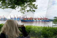 NEWS - Das grösste Containerschiff der Welt HMM Algeciras legt in Hamburg an