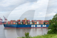 NEWS - Das grösste Containerschiff der Welt HMM Algeciras legt in Hamburg an