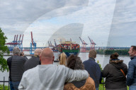 NEWS - Das grösste Containerschiff der Welt HMM Algeciras legt in Hamburg an