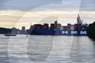 NEWS - Das grösste Containerschiff der Welt HMM Algeciras legt in Hamburg an