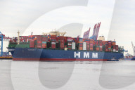 NEWS - Das grösste Containerschiff der Welt HMM Algeciras legt in Hamburg an