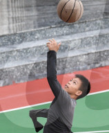 FEATURE - Zhang Jiacheng aus China ist auch als Einarmiger ein echter Basketball-Crack