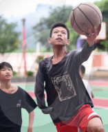 FEATURE - Zhang Jiacheng aus China ist auch als Einarmiger ein echter Basketball-Crack