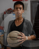 FEATURE - Zhang Jiacheng aus China ist auch als Einarmiger ein echter Basketball-Crack