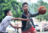 FEATURE - Zhang Jiacheng aus China ist auch als Einarmiger ein echter Basketball-Crack