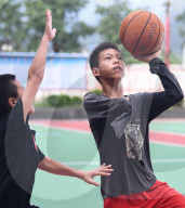 FEATURE - Zhang Jiacheng aus China ist auch als Einarmiger ein echter Basketball-Crack