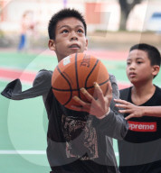 FEATURE - Zhang Jiacheng aus China ist auch als Einarmiger ein echter Basketball-Crack