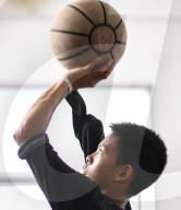 FEATURE - Zhang Jiacheng aus China ist auch als Einarmiger ein echter Basketball-Crack