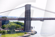 NEWS - BLM: Demonstranten auf der Brooklyn Bridge in NYC