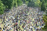 NEWS - Demonstranten knien während einer friedlichen Protestveranstaltung "Black Lives Matter" im Pitville Park , Cheltenham