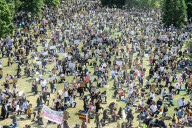 NEWS - Demonstranten knien während einer friedlichen Protestveranstaltung "Black Lives Matter" im Pitville Park , Cheltenham
