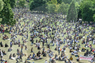 NEWS - Demonstranten knien während einer friedlichen Protestveranstaltung "Black Lives Matter" im Pitville Park , Cheltenham