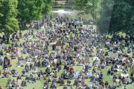 NEWS - Demonstranten knien während einer friedlichen Protestveranstaltung "Black Lives Matter" im Pitville Park , Cheltenham