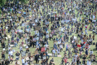 NEWS - Demonstranten knien während einer friedlichen Protestveranstaltung "Black Lives Matter" im Pitville Park , Cheltenham