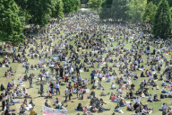 NEWS - Demonstranten knien während einer friedlichen Protestveranstaltung "Black Lives Matter" im Pitville Park , Cheltenham