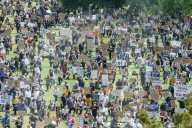 NEWS - Demonstranten knien während einer friedlichen Protestveranstaltung "Black Lives Matter" im Pitville Park , Cheltenham