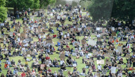 NEWS - Demonstranten knien während einer friedlichen Protestveranstaltung "Black Lives Matter" im Pitville Park , Cheltenham